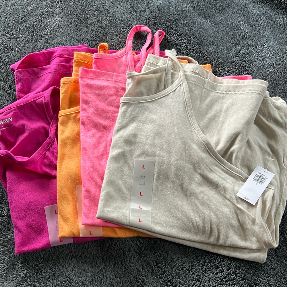 NWT Old Navy 4 Pack Women’s Tank Tops - Size Large